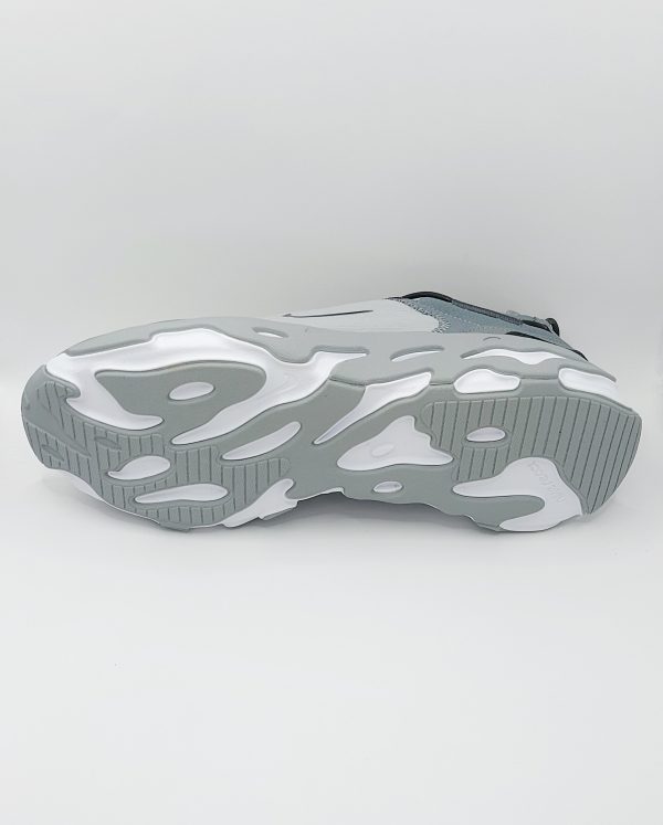 20240422_180813 NIKE REACT LIVE SE